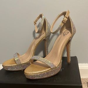 Reign And Shine Platform Heels size 6 color gold.